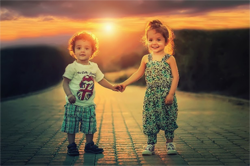 2 enfants se tenant la main